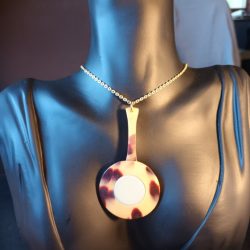 La terre dans une poele par Uni Bijoux